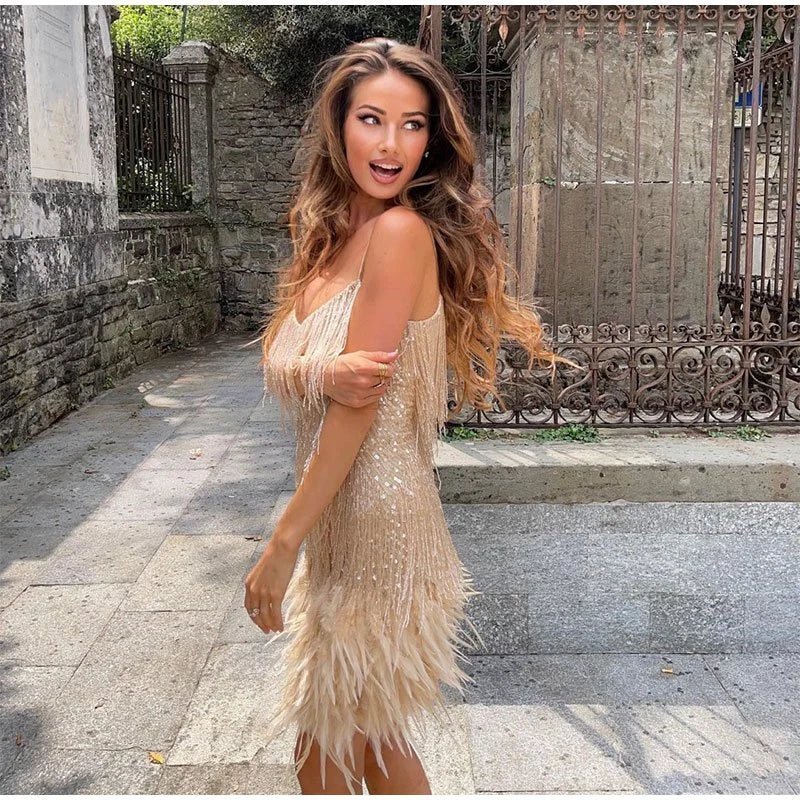 Mara - Um elegante vestido cocktail com detalhes de penas