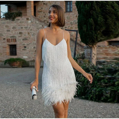 Mara - Um elegante vestido cocktail com detalhes de penas