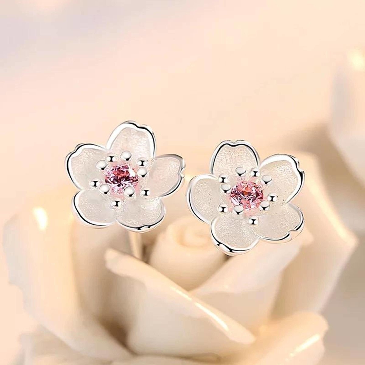 Holly – Brincos prateados de flor de cerejeira
