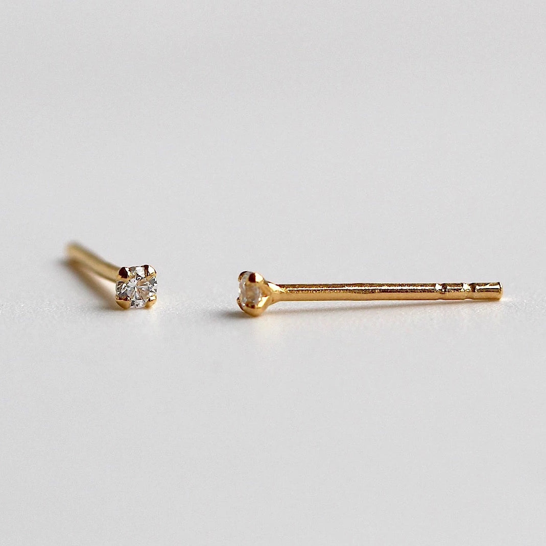 Sloane - Mini brincos brilhantes de 2mm