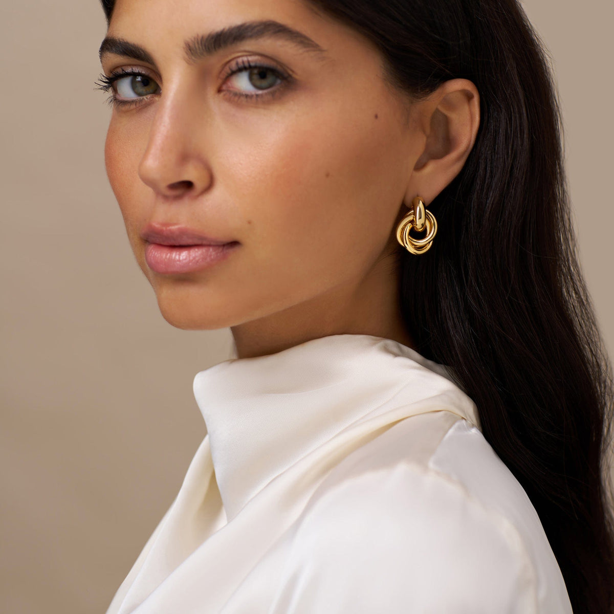 Rania – Brincos dourados com design entrelaçado