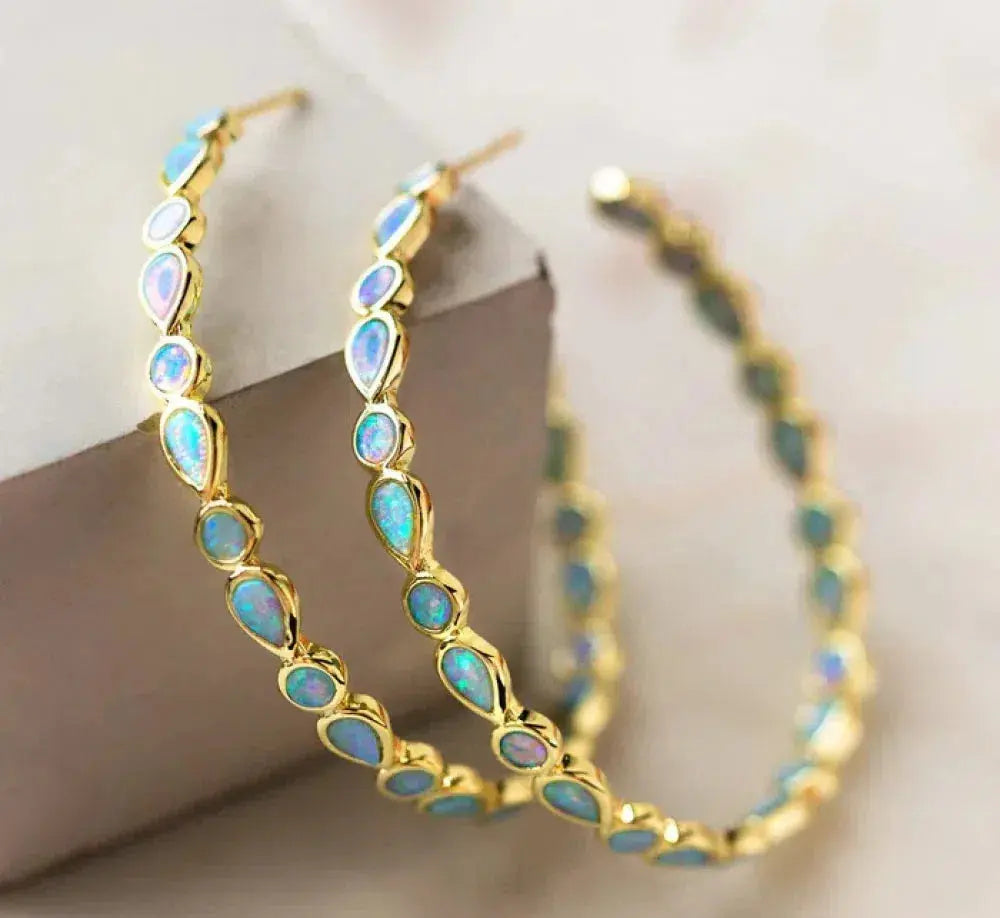 Elegância luminosa - Brincos em opala azul e ouro