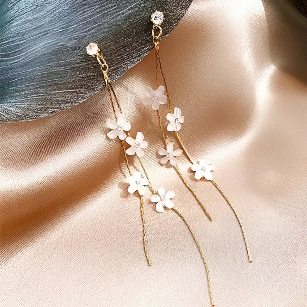 Brincos em flores brancas com fios dourados