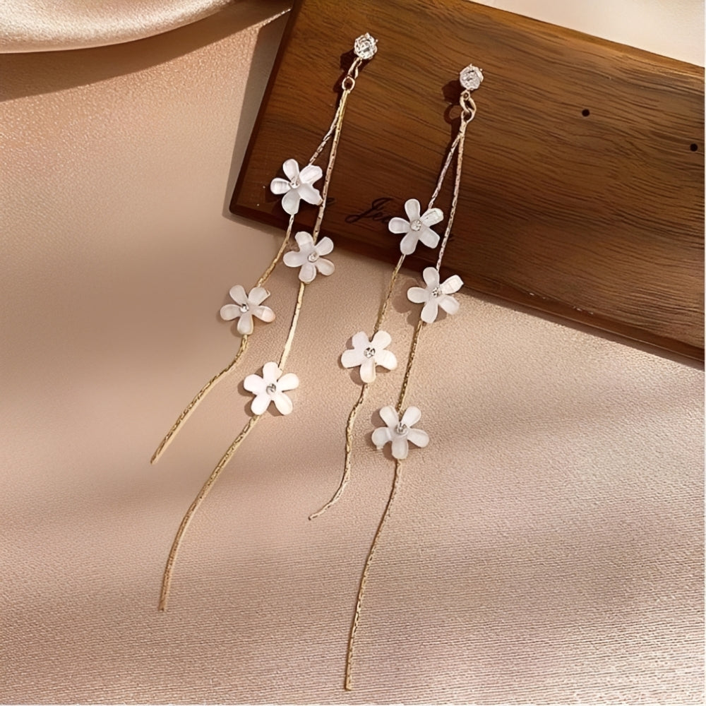 Brincos em flores brancas com fios dourados