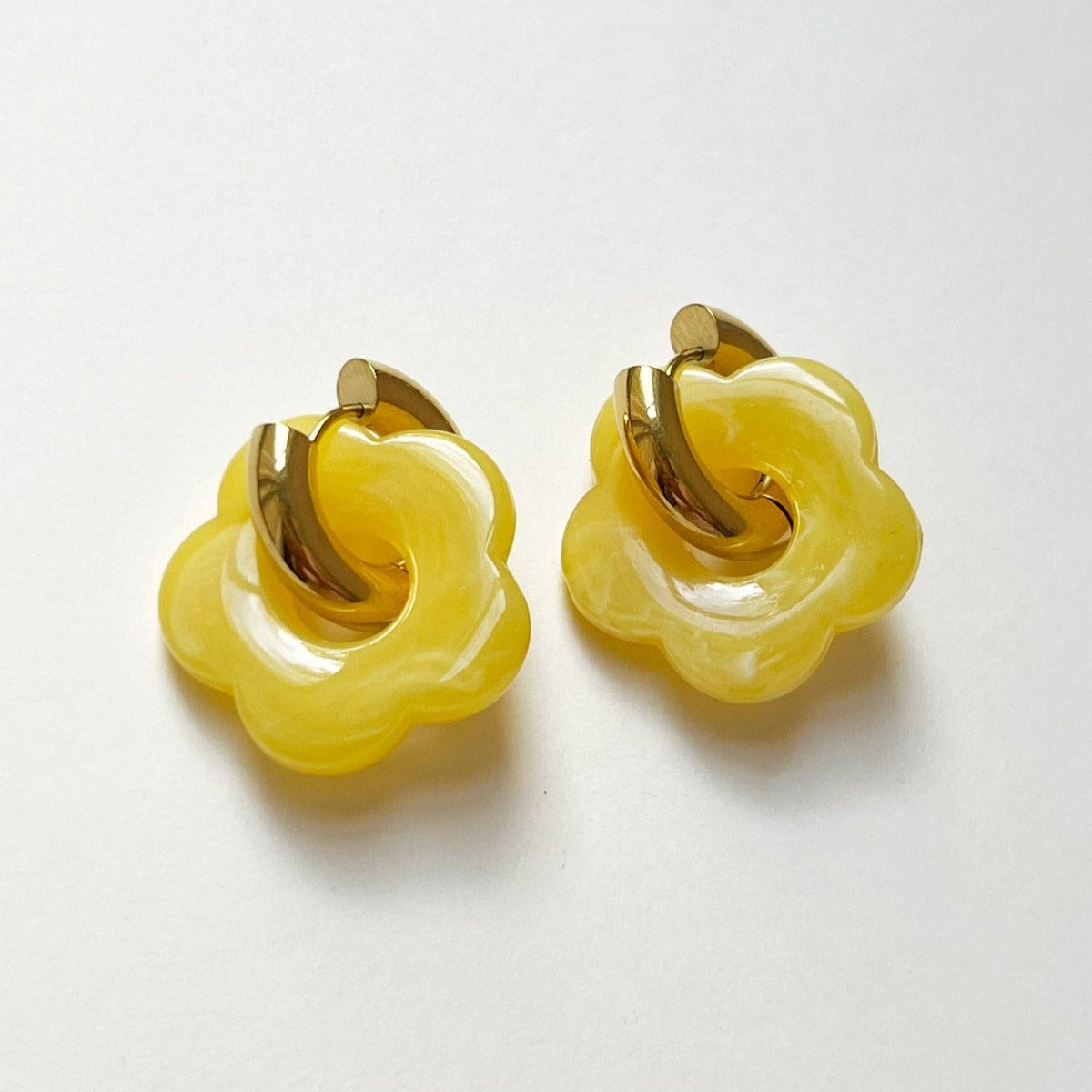 Anéis de donut amarelos com pendente de flor